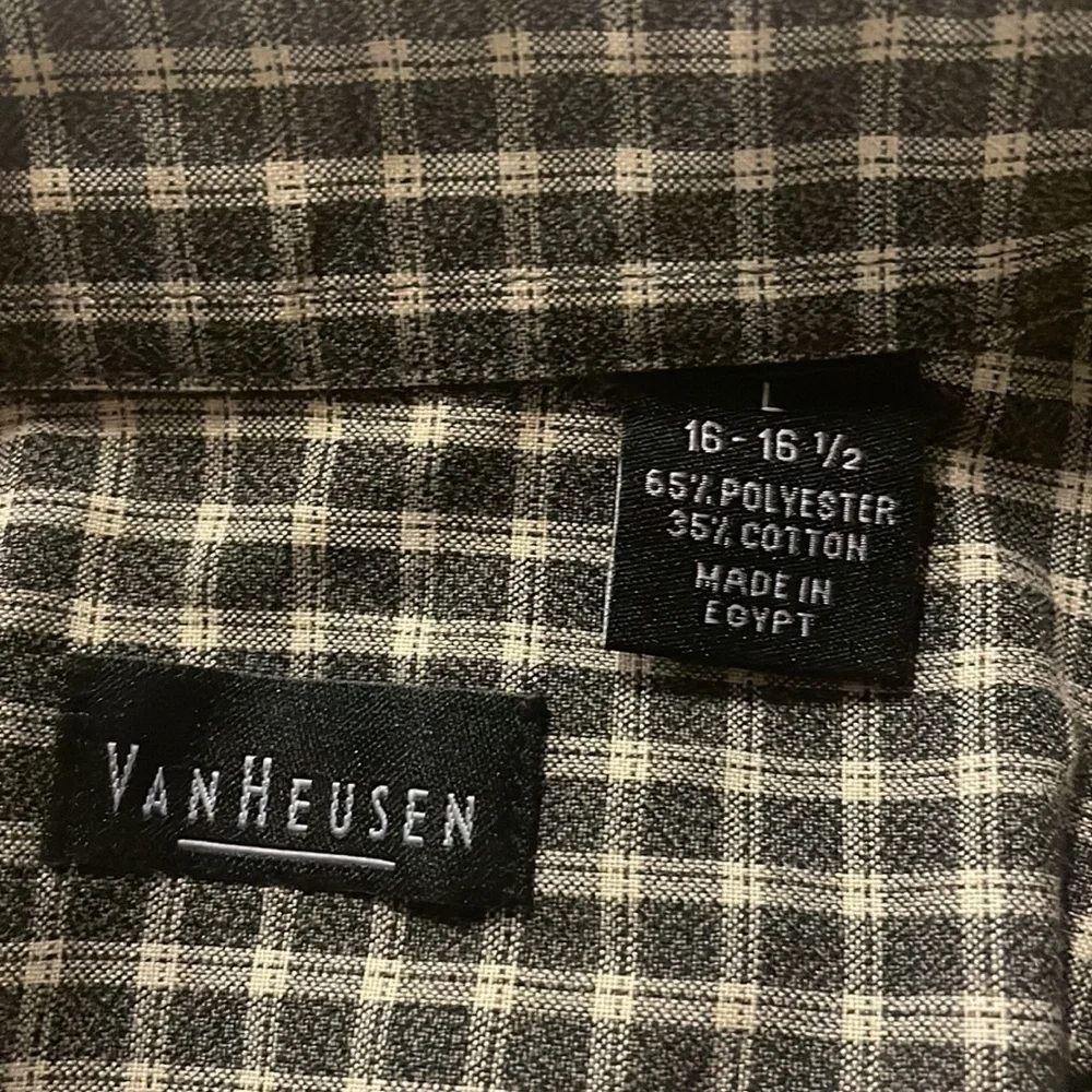 VAN Heusen button-down shirt size L
